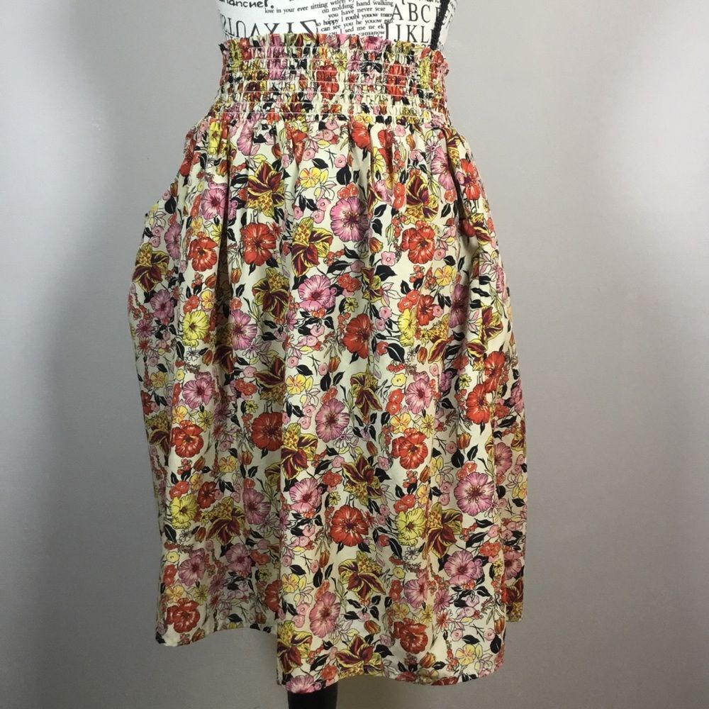 Lightweight short skirt bright floral pattern front pockets smocked waist M